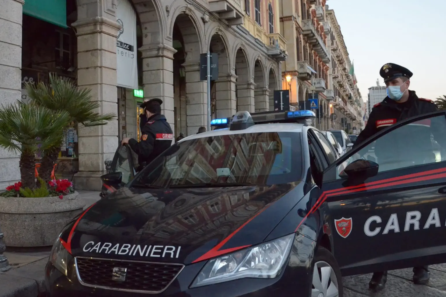 Carabinieri davanti alla Rinascente di Cagliari (foto concessa)