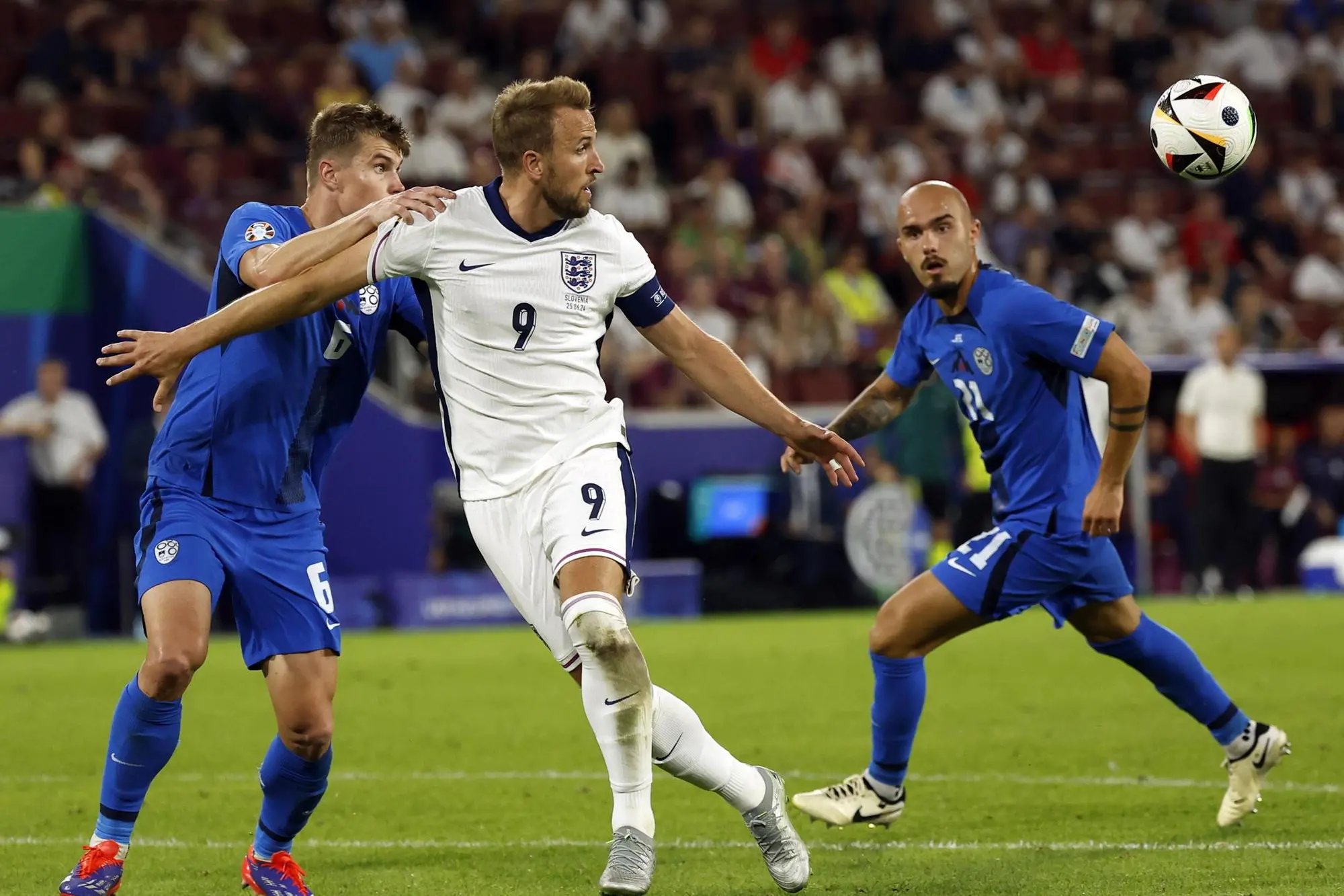 epa11437843 Jaka Bijol of Slovenia (L) and Harry Kane of England (C) in action during the UEFA EURO 2024 group C soccer match between England and Slovenia, in Cologne, Germany, 25 June 2024. EPA/YOAN VALAT