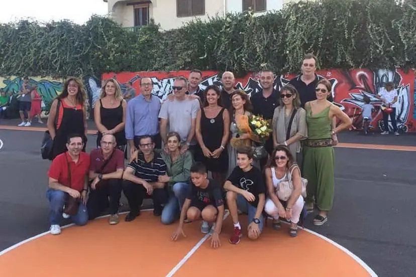 Lo storico gruppo di giocatori del Sant'Orsola il giorno dell'inaugurazione del playground dedicato a Marco Cugia (foto G. Marras)
