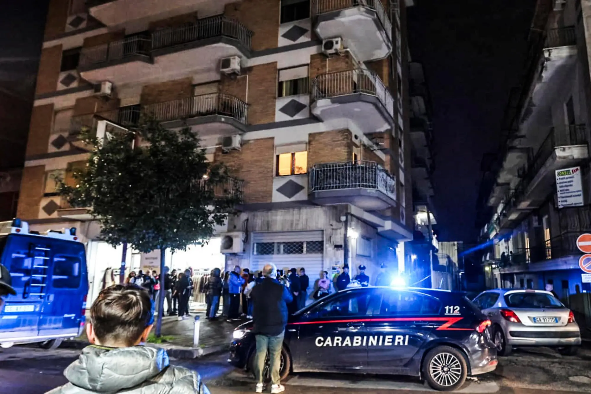 I carabinieri all'esterno del palazzo dove un uomo avrebbe ucciso sua sorella, a San Paolo Bel Sito, in provincia di Napoli, 19 novembre 2025. L'uomo ha chiamato il 112 dicendo di aver ucciso la sorella a coltellate e i carabinieri, recatisi sul posto, hanno trovato una donna senza vita. ANSA (NPK)
