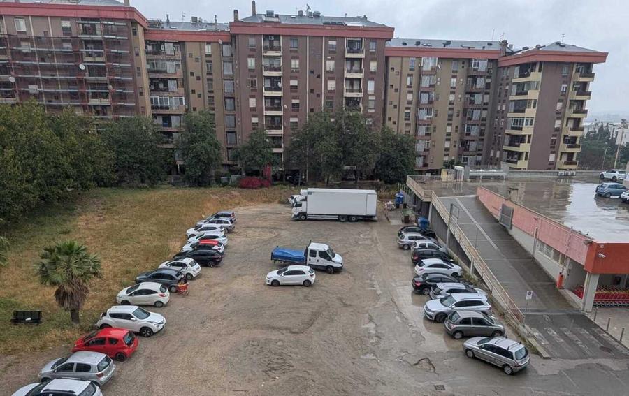 Sterrato di via Castiglione tra erba, rifiuti e siringhe: «I lavori non iniziano mai»