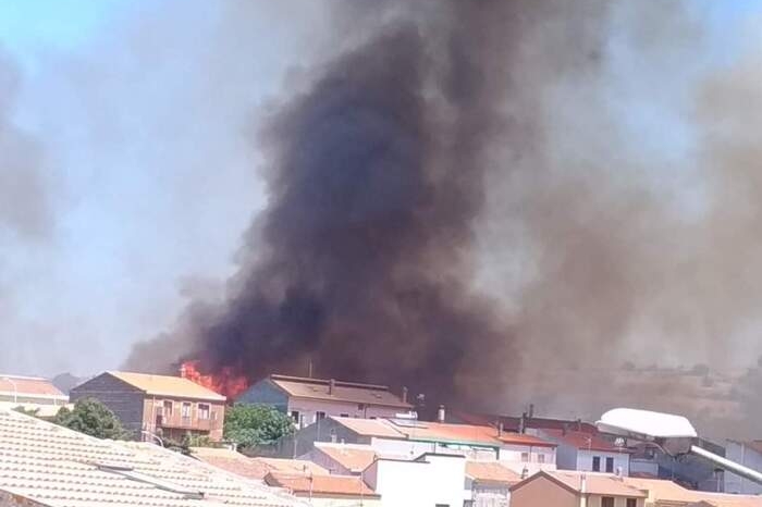 Incendio a Bonorva, le fiamme raggiungono il paese: 40 case evacuate