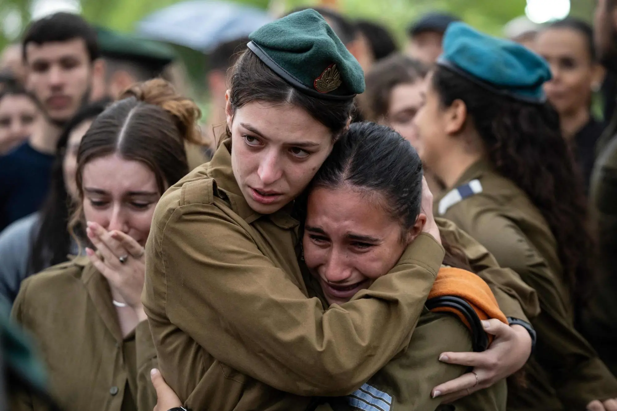Soldatesse israeliane ai funerali di un militare ucciso