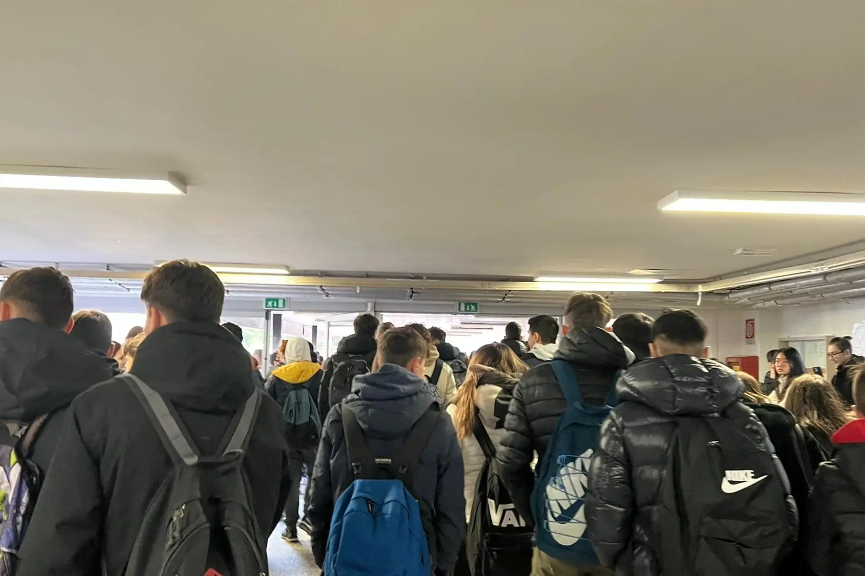 Gli studenti del liceo scientifico (foto Pinna)