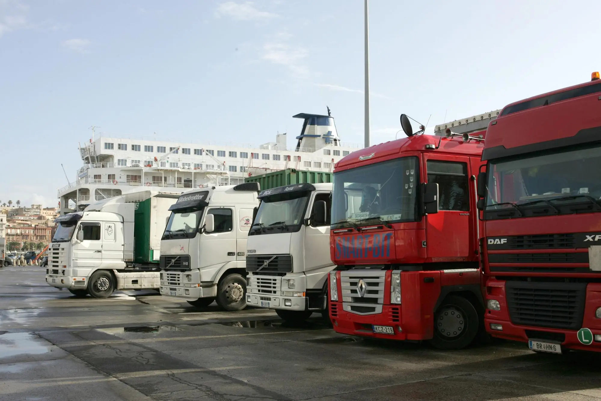 Vecchi camion al porto di Cagliari