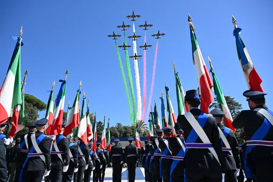 Cerimonia per i cento anni dell'Aeronautica militare (foto Ansa)