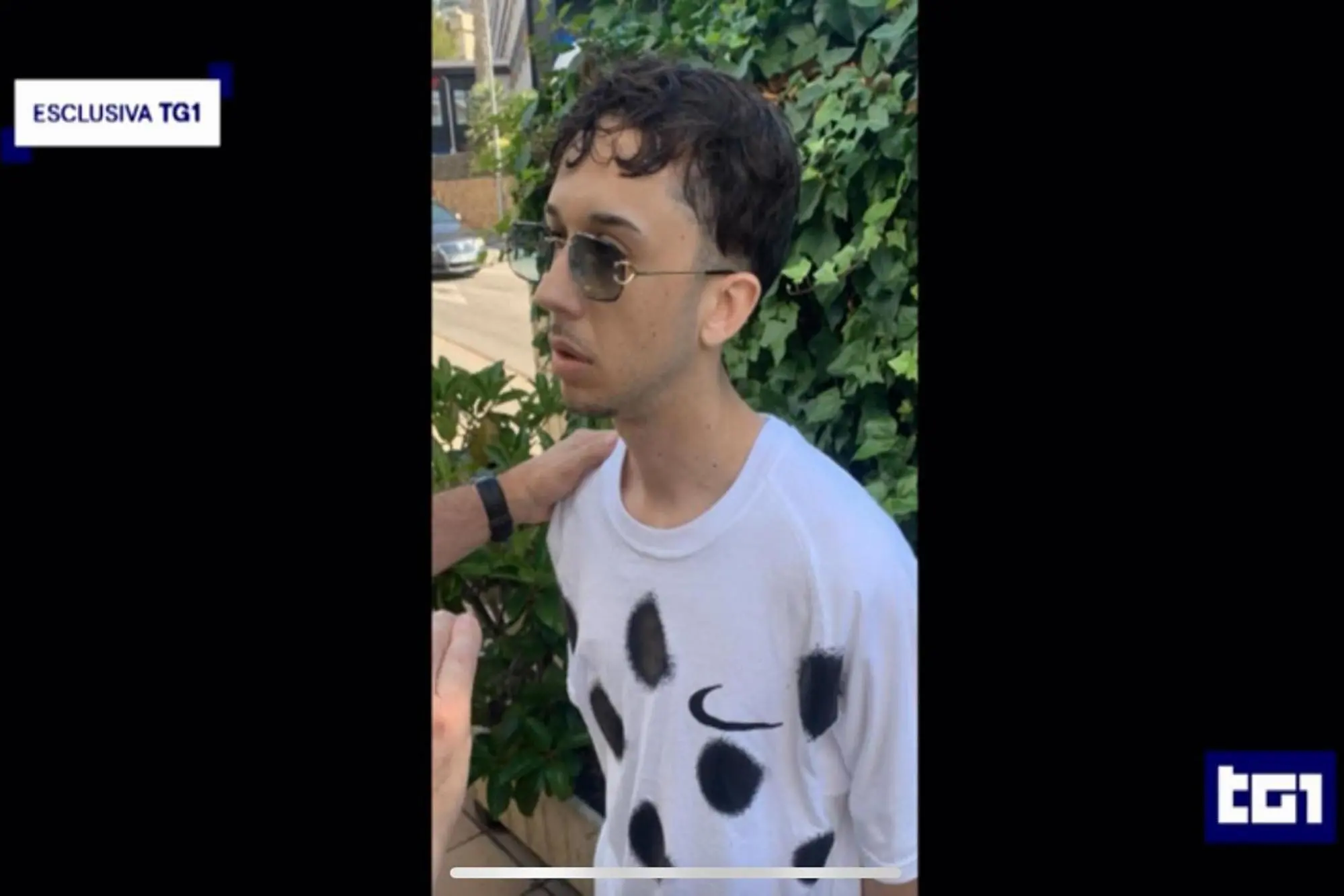 Un frame tratto dal TG1 mostra Andrea Cavallari, uno dei condannati per la strage di Corinaldo, evaso nei giorni scorsi dopo aver discusso la tesi di laurea all'Università di Bologna. Cavallari si trovava a Barcellona ed è stato fermato, in strada, nella tarda mattinata. Roma, 17 luglio 2025. HANDOUT TG1 RAI / NPK / 111 +++FOTO DIFFUSA DALL'UFFICIO STAMPA - USARE SOLO PER ILLUSTRARE OGGI LA NOTIZIA INDICATA NEL TITOLO - NON ARCHIVIARE - NON VENDERE - NON USARE PER FINI NON GIORNALISTICI - NPK+++