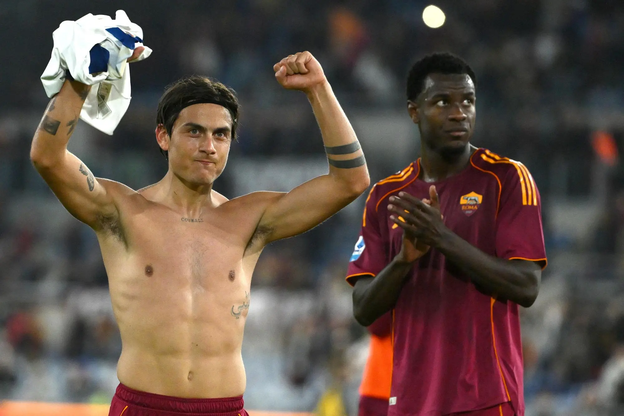 L'esultanza di Paulo Dybala ed Evan Ndicka dopo la vittoria della Roma sul Parma (foto Ansa)