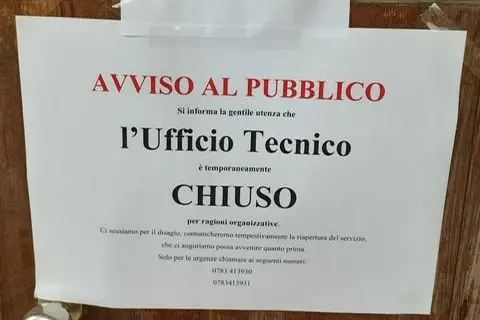Il cartello affisso in Comune (Foto Sara Pinna)