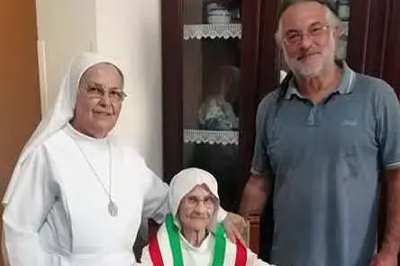 Suor Stefanina con la madre generale suor Maria Luciana Zaru e il sindaco Gianluca Serra (foto Pintori)
