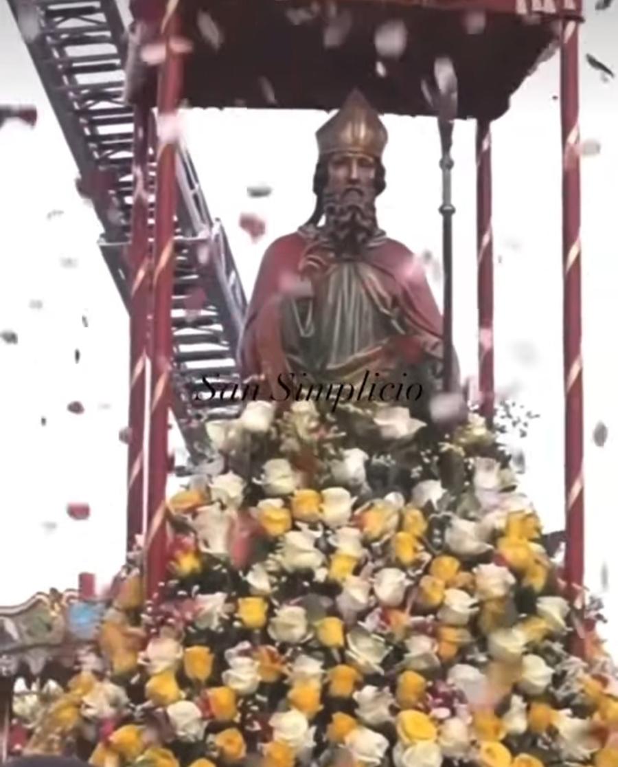 Olbia, la statua di San Simplicio presa d’assalto: «Vietato prendere i fiori durante la messa»