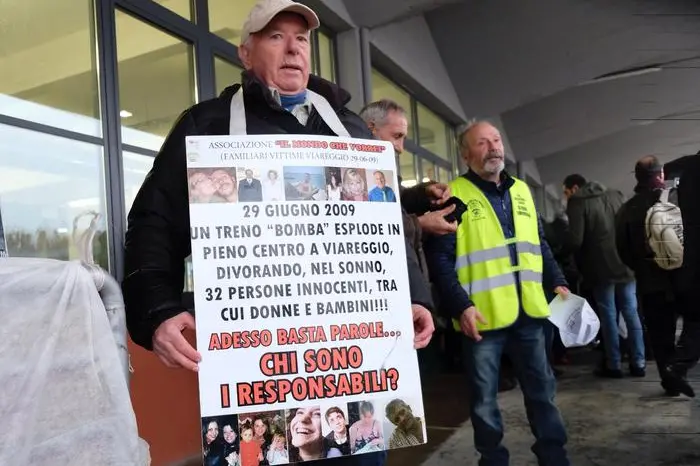 Il corteo dei familiari delle vittime della strage di Viareggio al Polo fieristico, dove si e' aperta la 145/a udienza del processo per il disastro avvenuto alla stazione della cittadina della Versilia il 29 giugno del 2009 che costò la vita a 32 persone, Lucca, 31 gennaio 2017. 'Viareggio 29-6-2009 niente sarà più come prima' è lo striscione con le foto di tutte le vittime che apre il corteo silenzioso dei familiari. Con loro anche una rappresentanza dei macchinisti delle Ferrovie, una bandiera del gruppo delle 'Tartarughe lente', alcuni rappresentanti dei No Tav. ANSA/ RICCARDO DALLE LUCHE