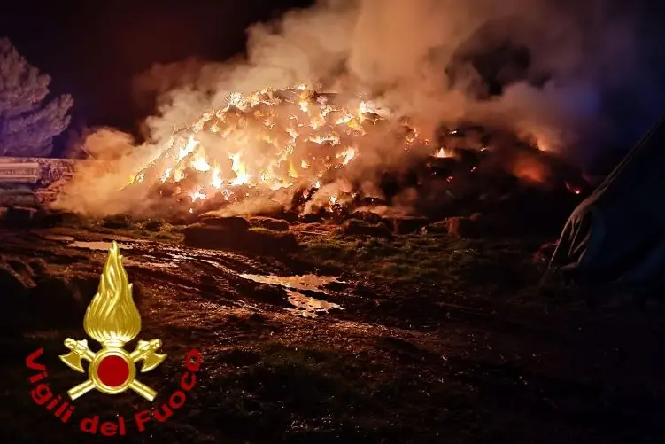 Il fienile in fiamme (foto Vigili del fuoco)