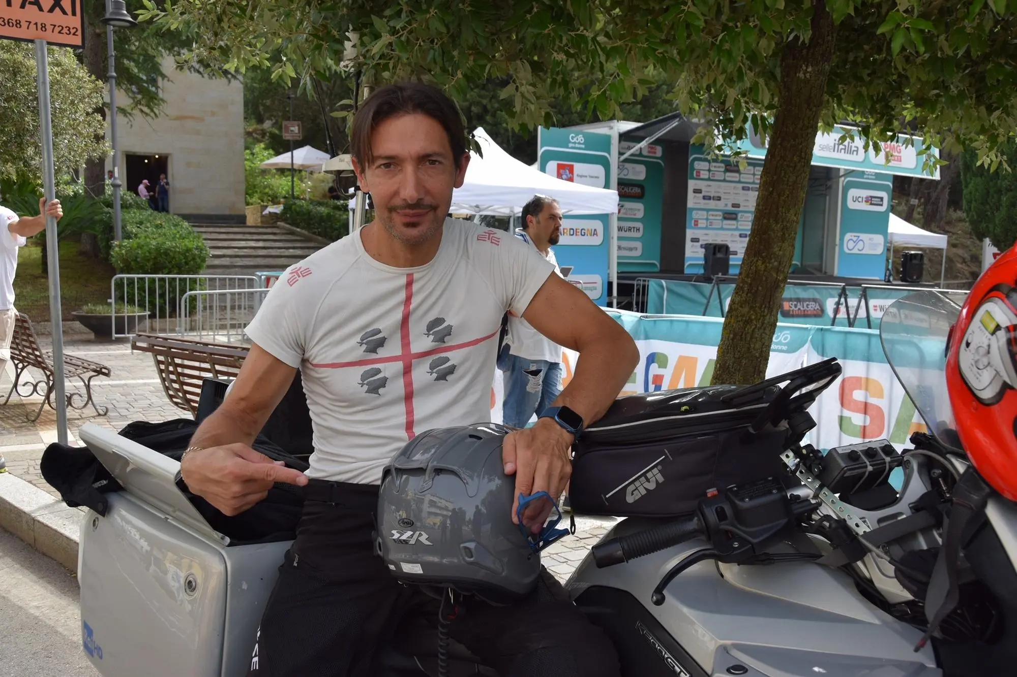 L'operatore nuorese della Rai, Francesco Simula, sulla moto ripresa al  Giro Donne (foto Melis)