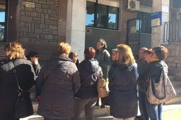 La protesta degli ex lavoratori della casa di riposo