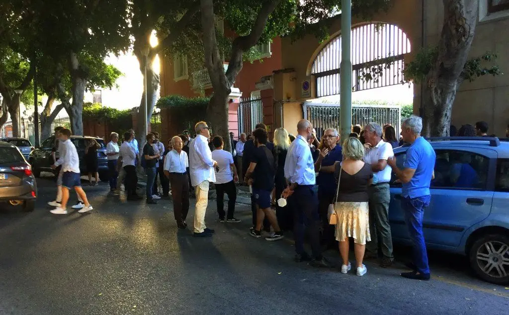 La folla all'ingresso del centro sportivo (Foto L'Unione Sarda - Almiento)