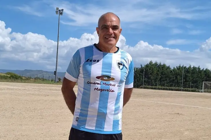 Giovanni Andrea Scema, 63 anni a novembre, in campo per la sua ultima partita ufficiale con la maglia del Mogorella (foto concessa)