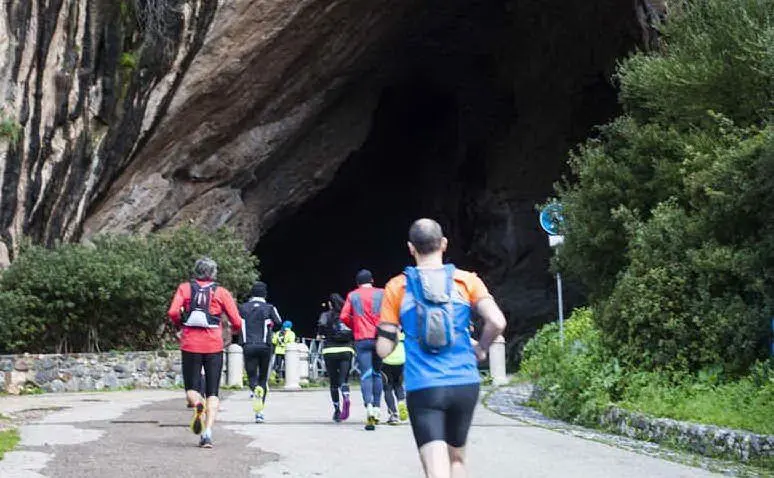Il passaggio dei runners all'interno della grotta di San Giovanni (foto Simone Farris)