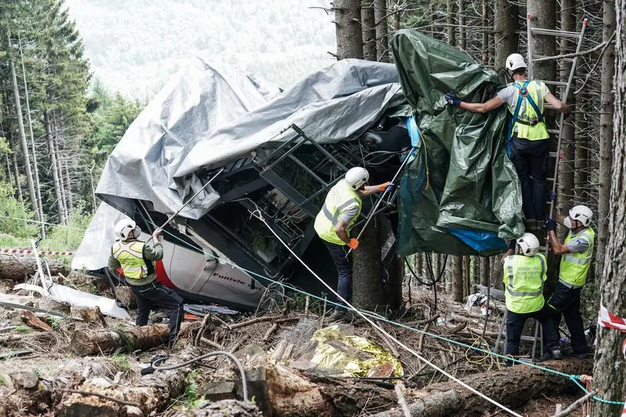 Un sopralluogo sul posto dell'incidente (Ansa - Romano)