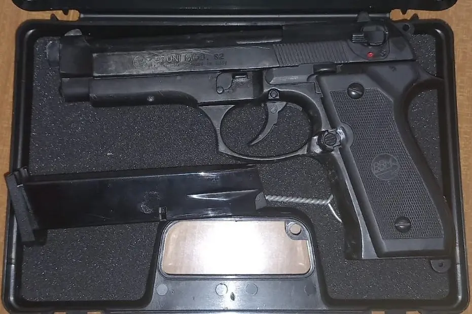 La pistola a salve sequestrata ad Alghero (foto carabinieri Sassari)