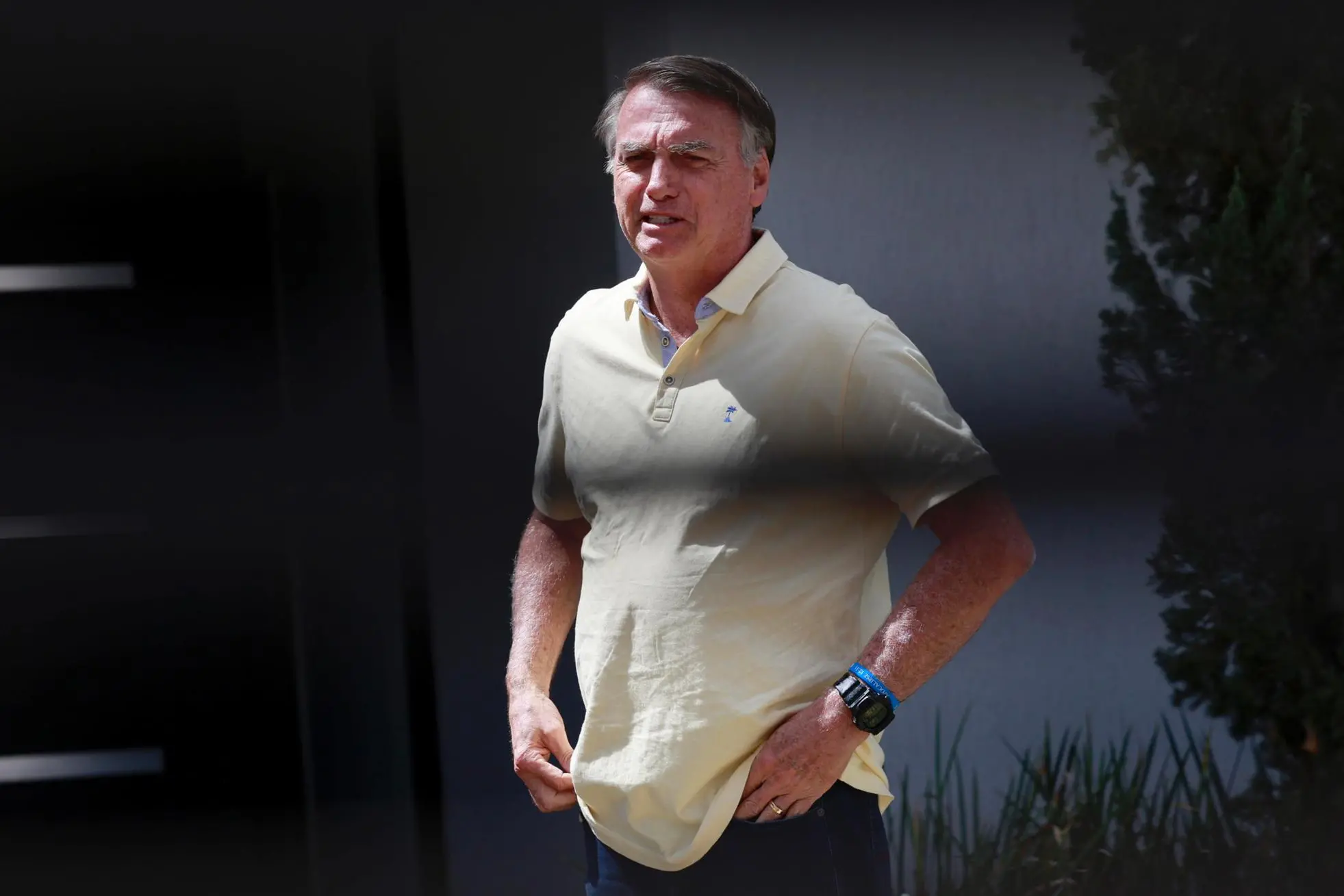 epaselect epa12349692 Brazil's former president Jair Bolsonaro walks at his residence in Brasilia, Brazil, 03 September 2025. Bolsonaro's defense team denied before the Supreme Court that the former Brazilian president participated in a coup plot and reduced the prosecution's accusation to 'suppositions' in a session that has left the trial ready for sentencing. EPA/SEBASTIAO MOREIRA