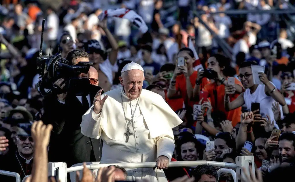 Il Papa è stato accolto e acclamato da cori, canti e striscioni