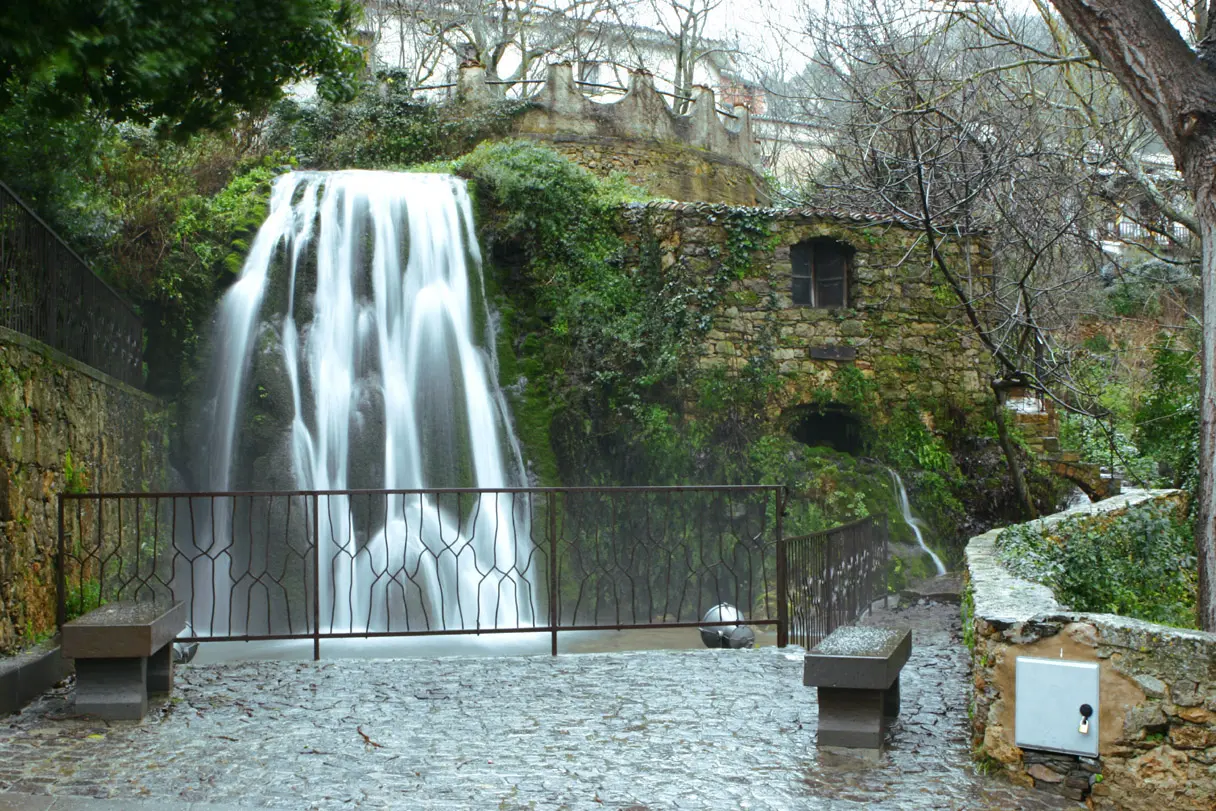 Emergenza idrica in Sardegna: «Nuove dighe? Non servono, perdiamo il 50% dell’acqua» Foto della Cascata e del Mulino ad Acqua Sadali