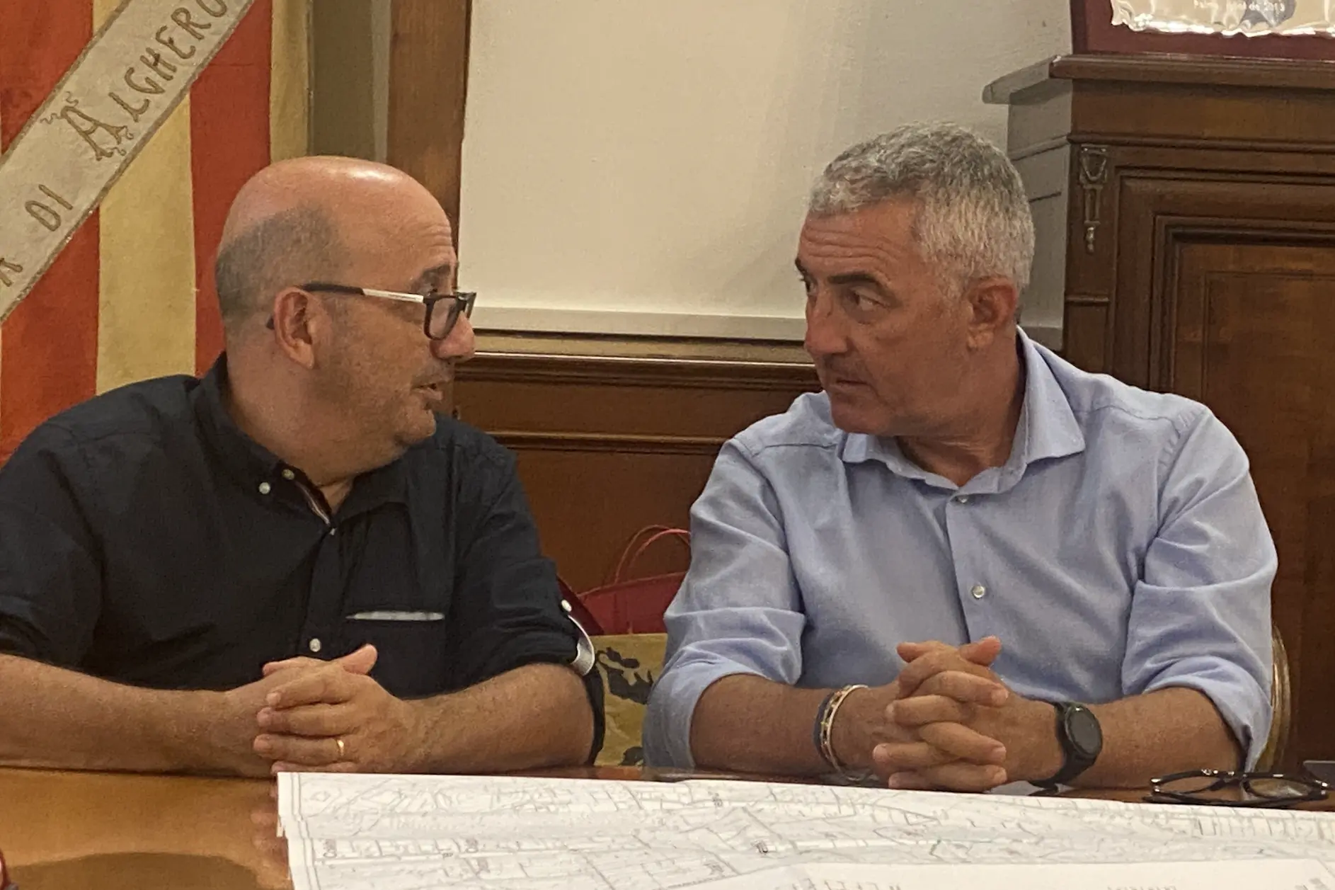 Il capogruppo Pd Mimmo Pirisi con il sindaco Mario Conoci (foto Fiori)