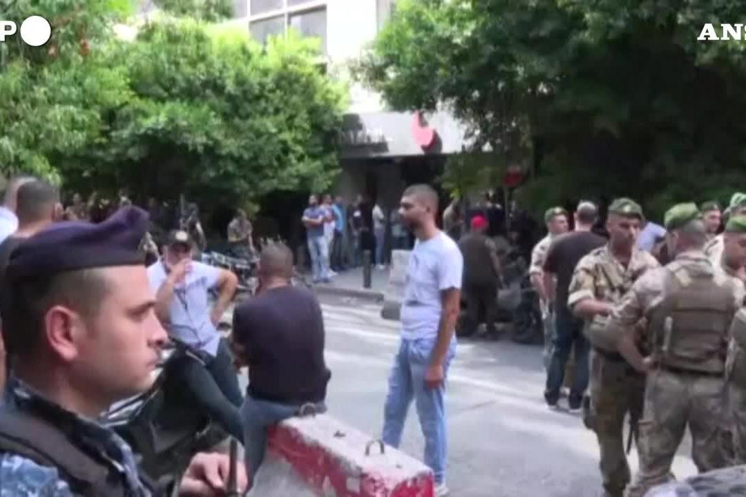 Libano, ostaggi in banca a Beirut: solidarietà della folla con il sequestratore