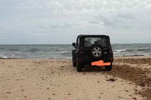 Capoterra, in spiaggia con la jeep: &quot;Tanto non disturba nessuno&quot;