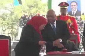 Samia Suluhu Hassan presta giuramento: è la prima donna presidente in Tanzania