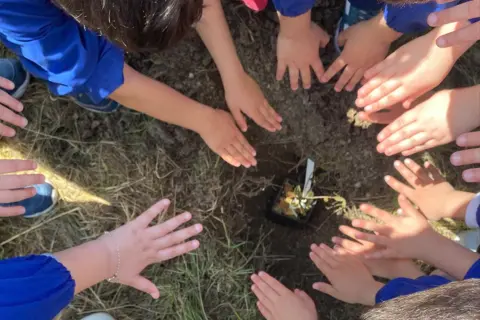Villamar, i bambini piantano l'albero della legalità