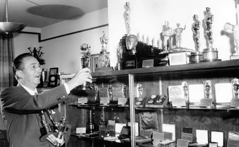 Detiene il record di Oscar vinti, ben 26