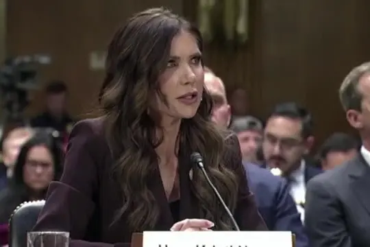 Da Minneapolis allo spot da 200 milioni: Trump licenzia Kristi Noem