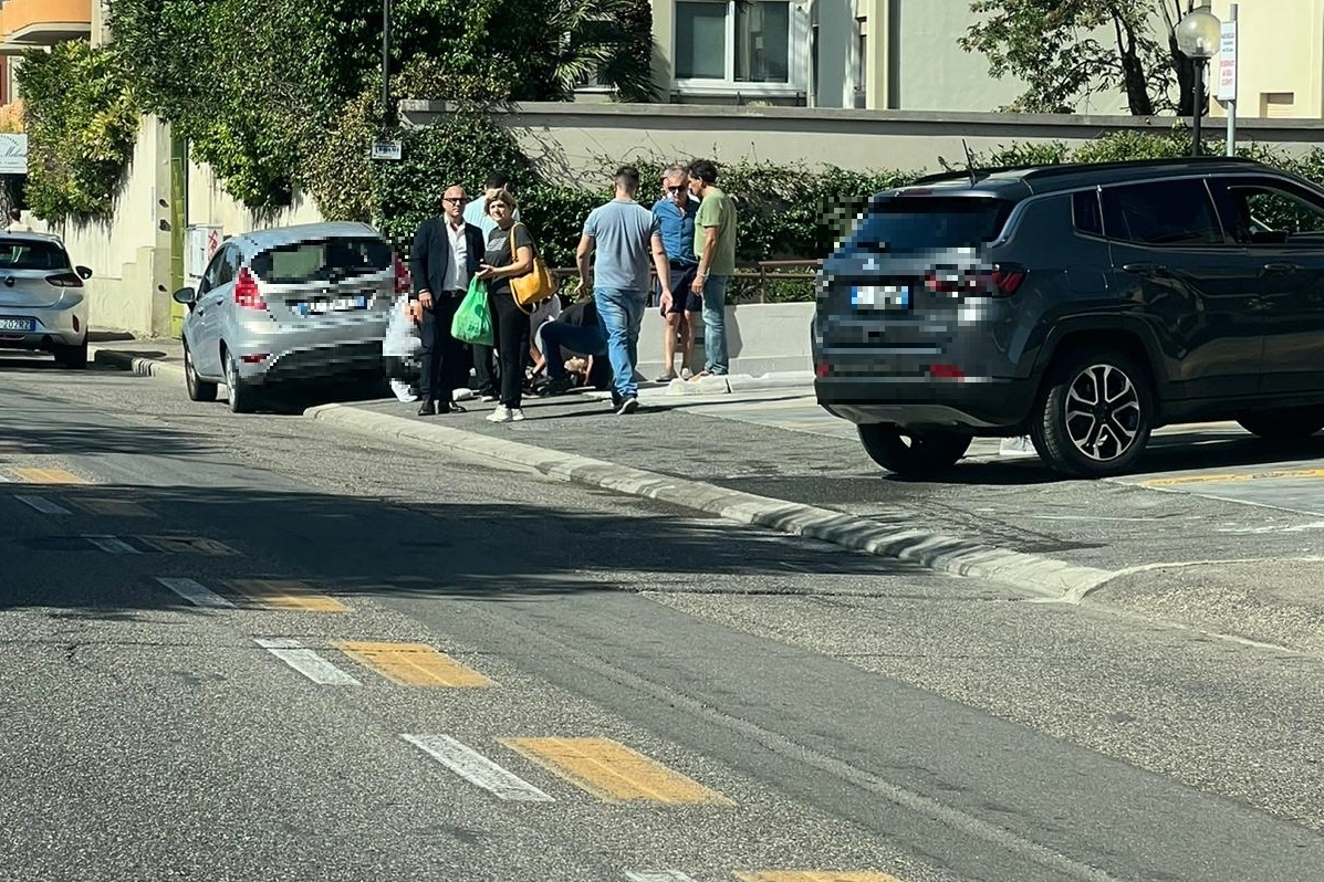 Malore in auto in viale Poetto, inutili i soccorsi (Foto Vercelli)