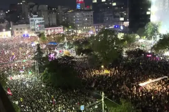 Serbia, 150mila in piazza per il comizio elettorale degli studenti