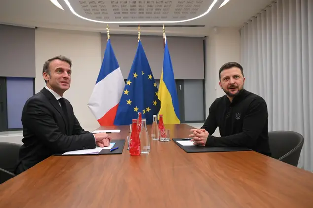 Emmanuel Macron (a sinistra) e Volodymyr Zelensky, presidenti di Francia e Ucraina (foto Ansa)