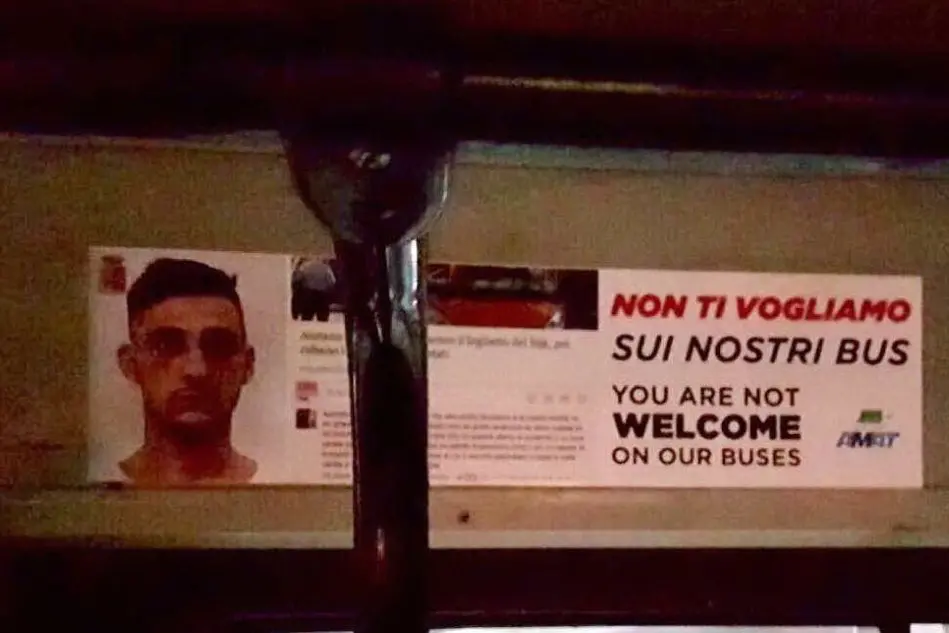 Il cartello sul bus