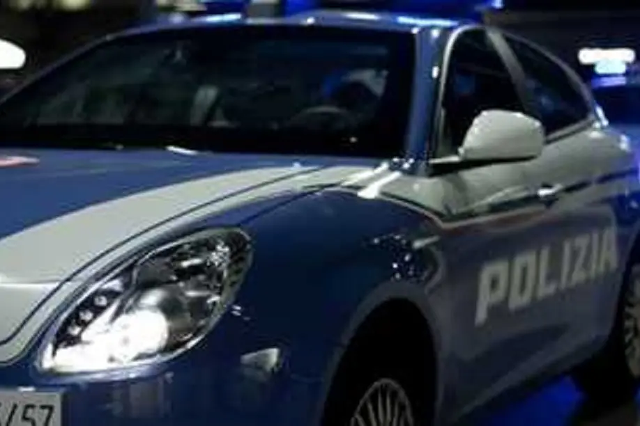 Una volante della polizia (L'Unione Sarda)