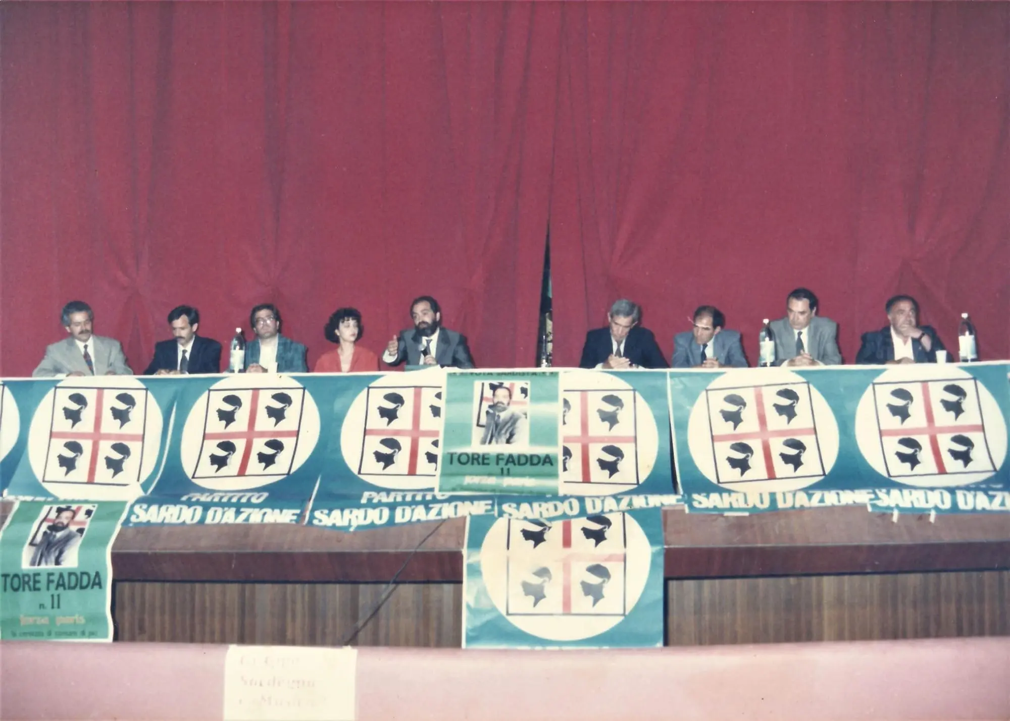 La presidenza di un'assemblea sardista, al centro Walter Chiari (foto Tellini)
