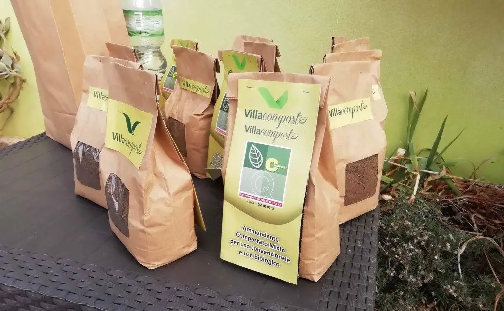 Sacchetti di compost prodotto da Villaservice (foto L'Unione Sarda - Cazzaniga)