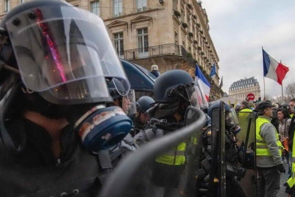 Un'immagine dagli scontri a Parigi (archivio L'Unione Sarda)