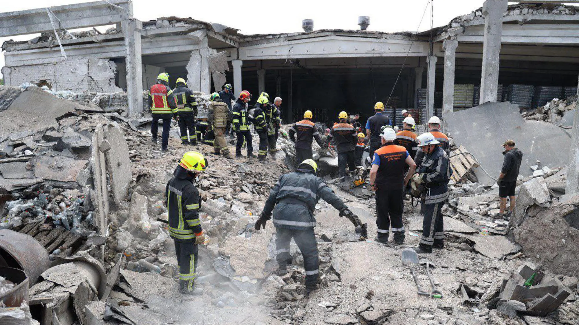 Rain of fire on Ukraine, shot down a missile and 20 Russian drones