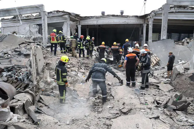 Attacco russo alla città di Kryvyi Rih (foto Ansa)