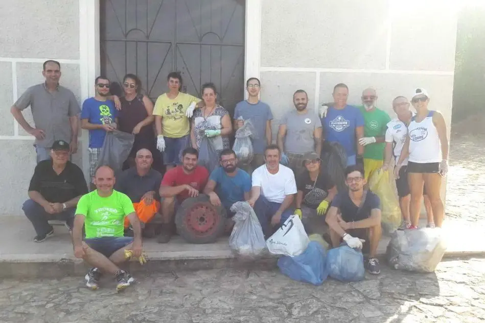 Il gruppo di amministratori e volontari che hanno eseguito la bonifica (foto L'Unione Sarda - Ena)