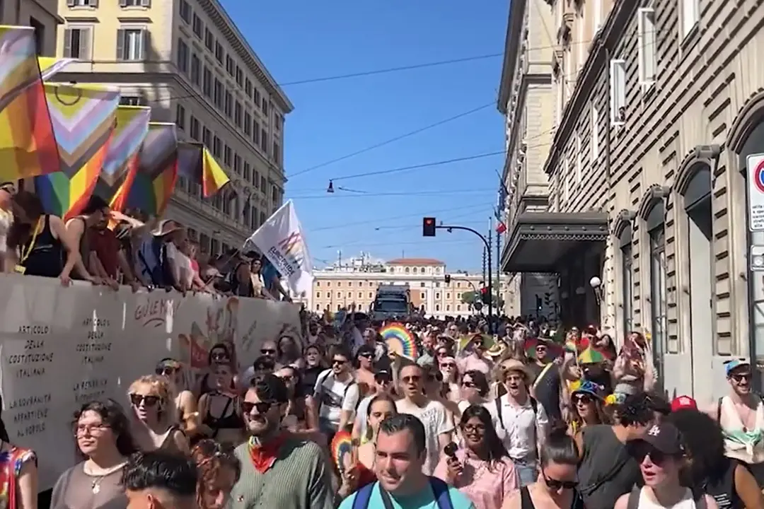 Roma Pride, decine di migliaia di partecipanti alla marcia Lgbtqia+