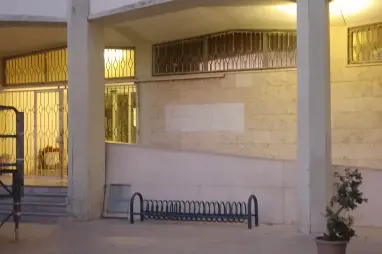 La facciata del municipio dove è apparsa la scritta offensiva (foto Pala)