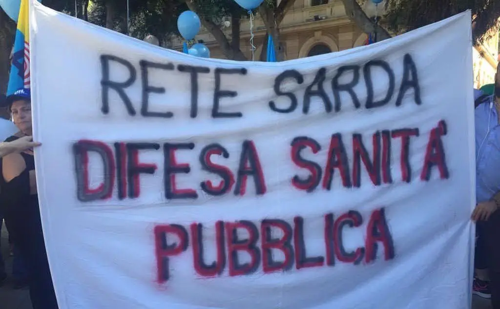 Cagliari, gli operatori della Sanità scendono in piazza