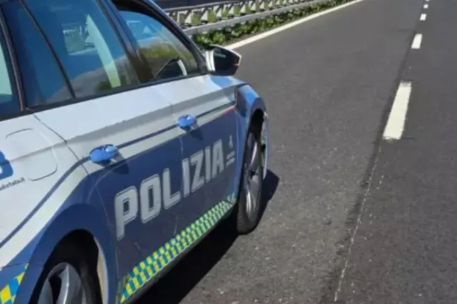 Un'auto della polizia stradale (Ansa)