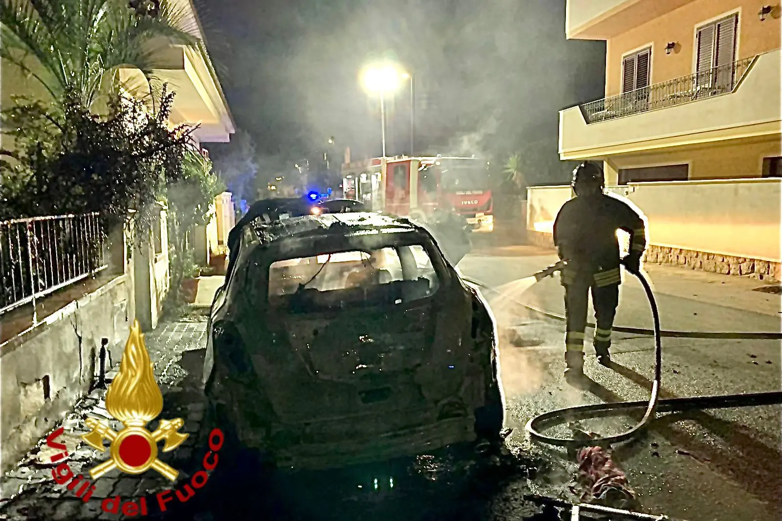 Auto a fuoco a Olbia (foto Vigili del fuoco)